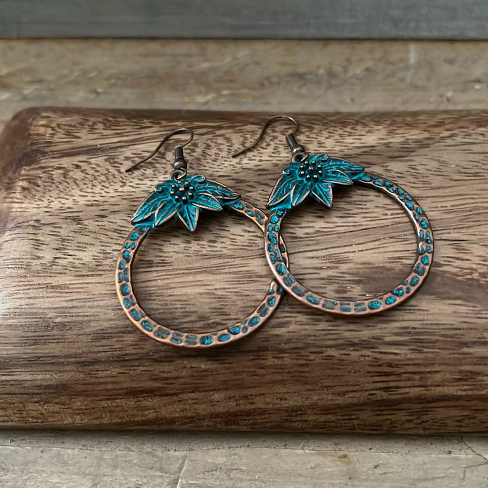 Cute metal dangle earrings brand new with bronze and turquoise color